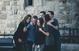 Gruppenspaß mit Freunden, Familie und Arbeitskollegen